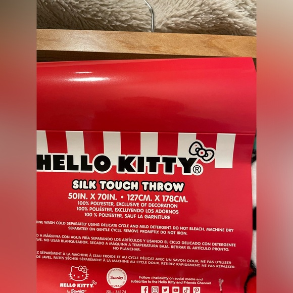 NWT Hello Kitty Sanrio Christmas Silk Touch Throw Blanket - Picture 5 of 5